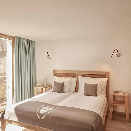 萤火虫豪华套房酒店 酒店 4*