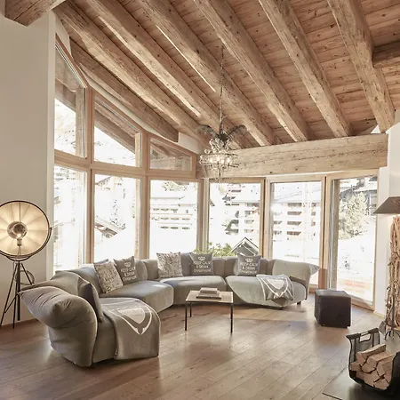 萤火虫豪华套房酒店 4*